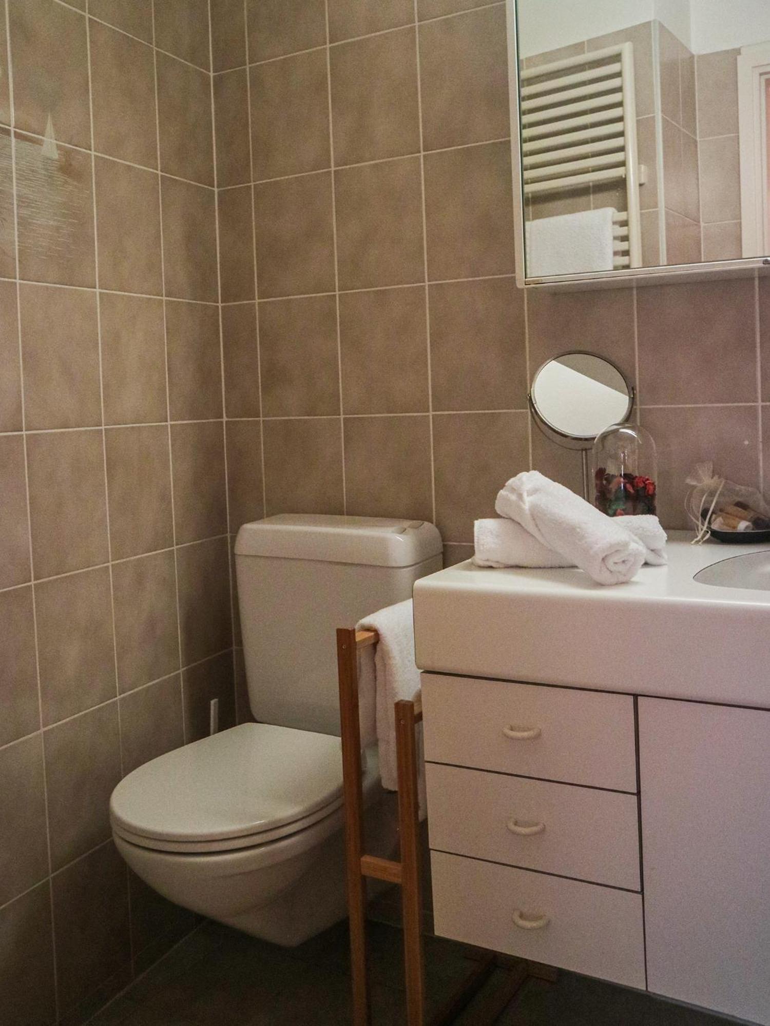 Wisteria House - Holiday Apartment Cadenazzo ภายนอก รูปภาพ